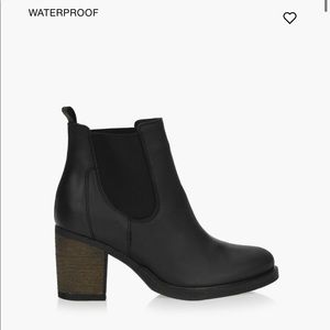 NWOT Artica Heeled Chelsea Boots - Sz 6